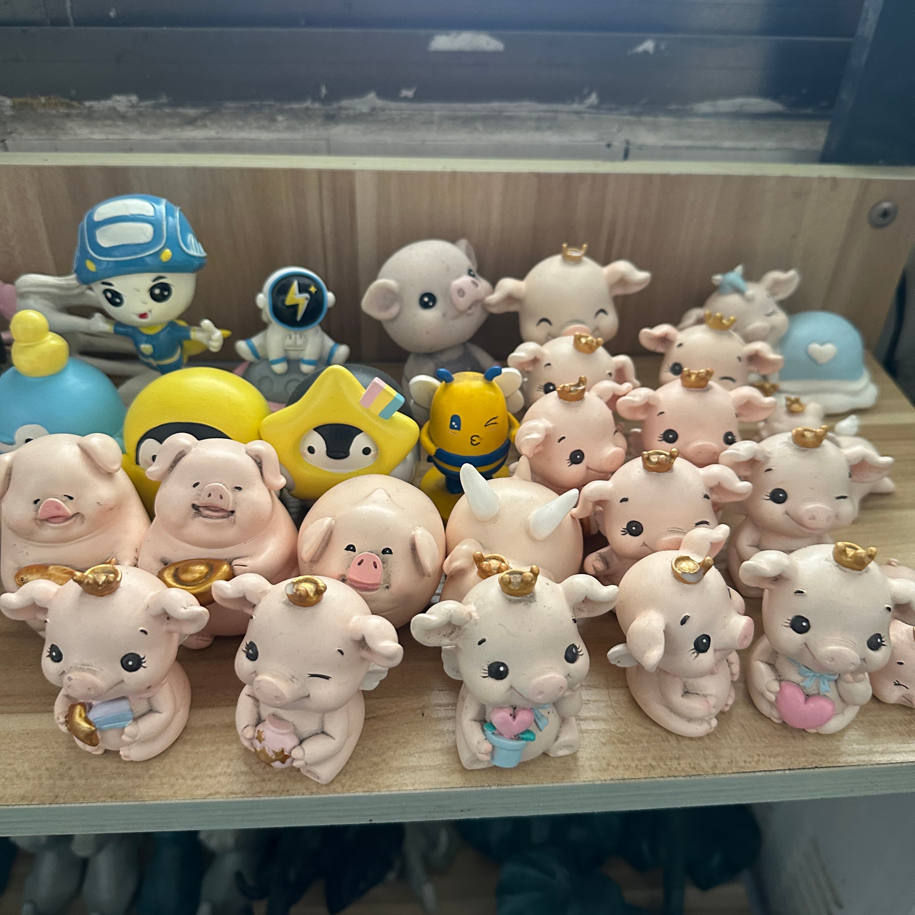 Custom Kawaii Miniature Resin Pig Figurines Cute Animal Ornaments