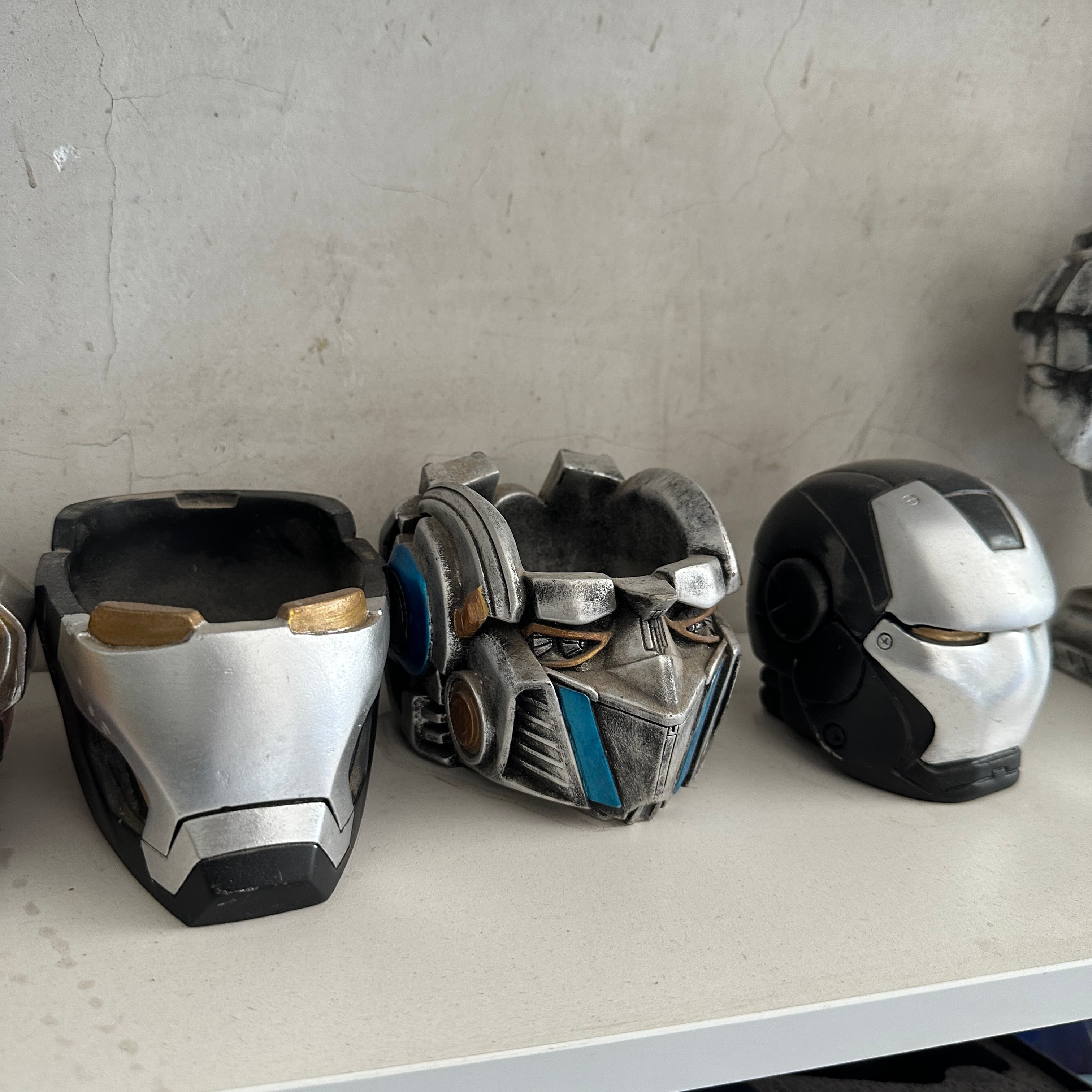 Custom Resin Sci-Fi Mecha Helmet Desktop Organizer & Figurine