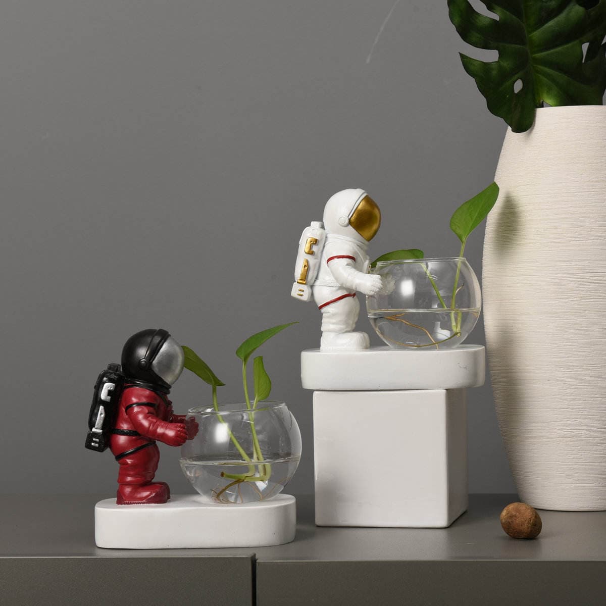 Handmade Craft Resin Spaceman Decorative Home Product with LED Light — image 3