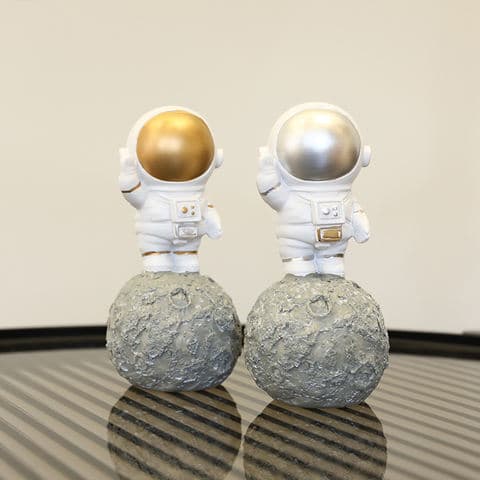 Space Theme Gift Resin Astronaut Collectible Figurine Sci Fi Home Decor Desk Sculpture Exploration Art